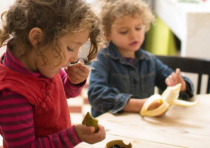  children eat fruit